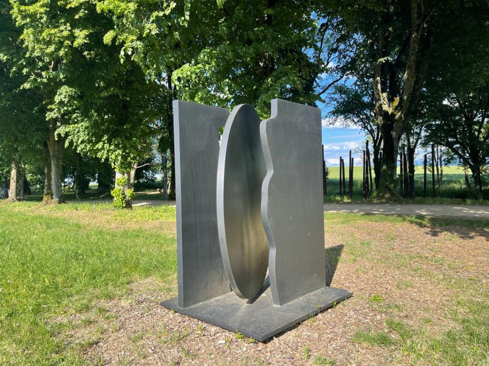 Oeuvre de couleur noire de Manuel Torres exposée en plein air, le long de l'allée cavalière du Château.