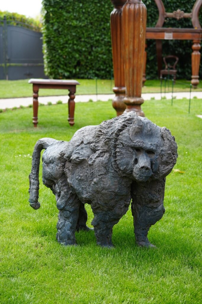 La sculpture en forme de babouin pose fièrement à l'entrée des jardins à côté du restaurant.