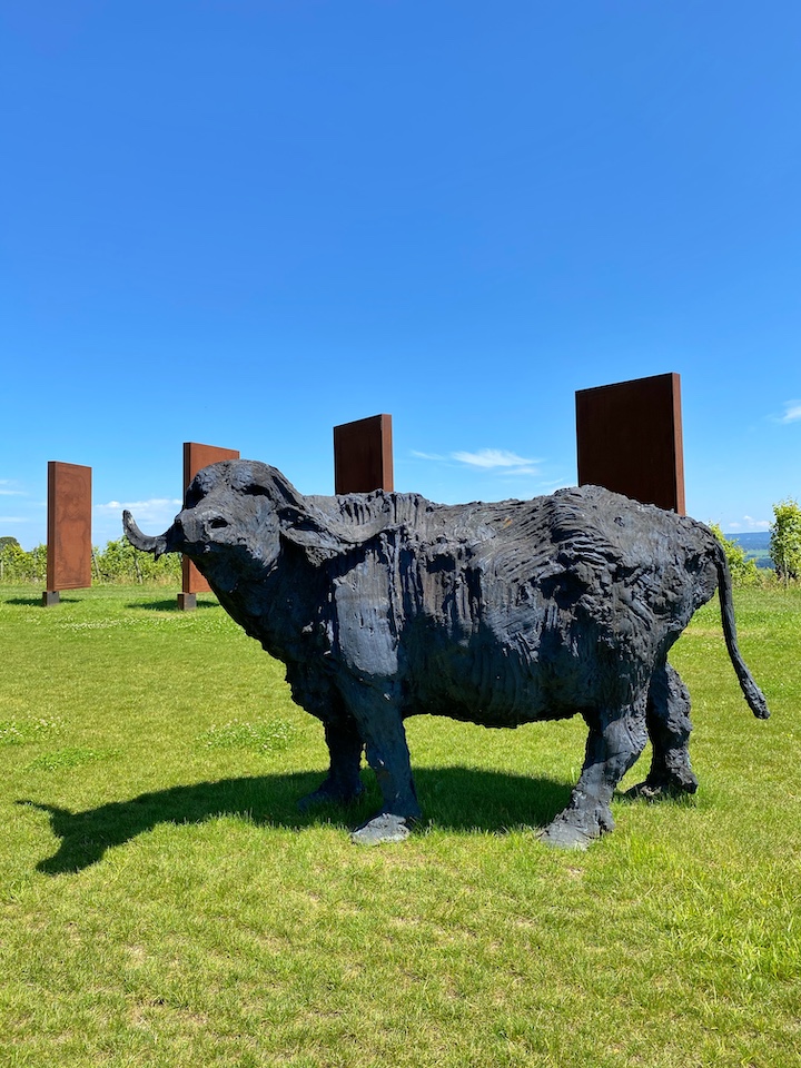 Gros plan d'un buffle en bonze de l'artiste italien Davide Rivalta.