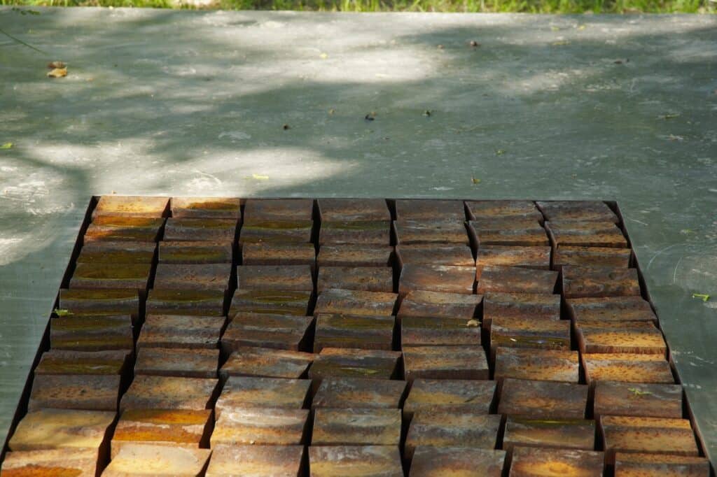 Oeuvre "pavophone" d'Etienne Krähenbühl, qui est une sculpture participative, sur laquelle le visiteur est invité à marcher dessus et des sons métalliques sont émis.