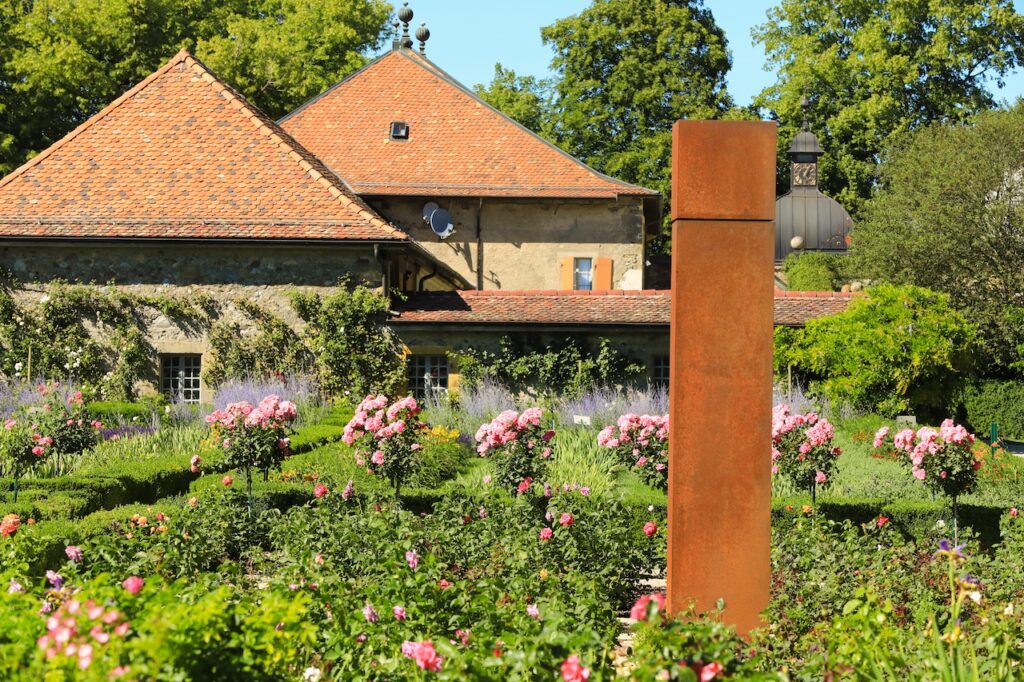 "Le Secret de Nemphet Kasateth" est une sculpture en Fer oxydé, NiTi, qui date de 2011, de l'artiste Suisse Etienne Krähenbühl.