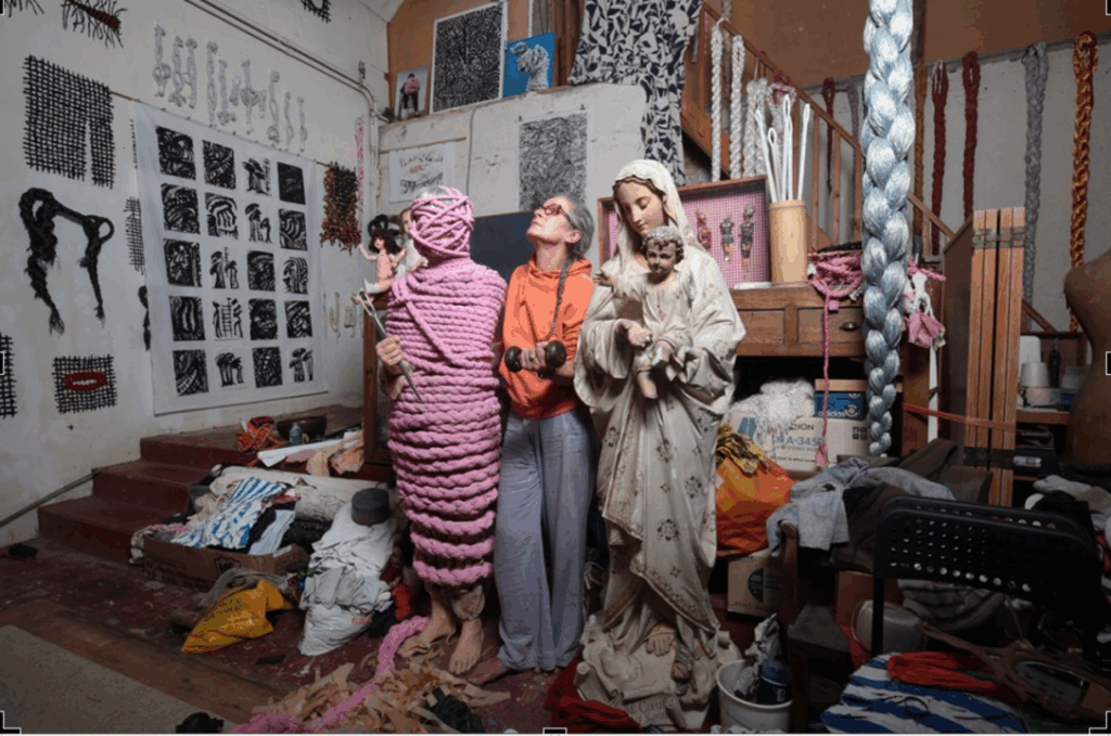 Portrait de l'artiste Nicole Dufour dans son atelier avec beaucoup d'autres créations autour.