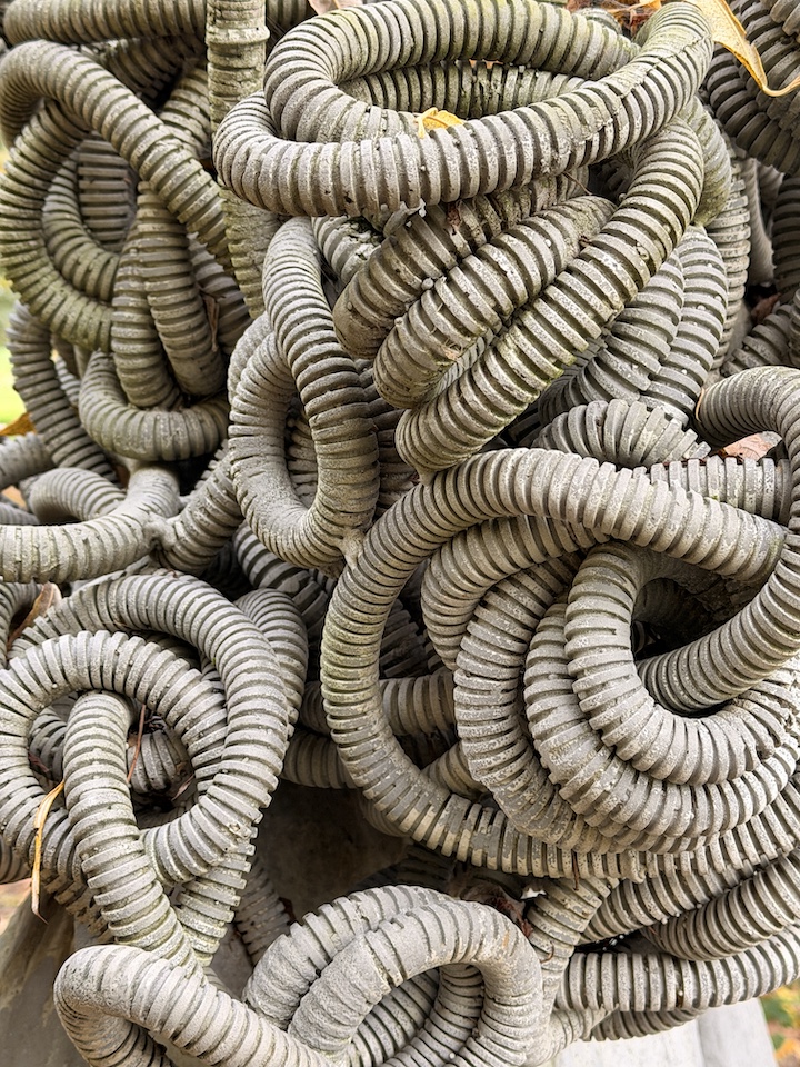 Vue très rapprochée de l'oeuvre de Paolo Grassino représentant des tuyaux emmêlés à la place d'une tête d'homme.