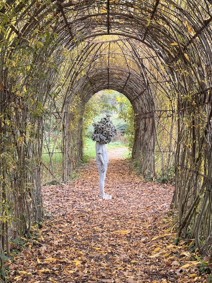 Sculpture de Paolo Grassino recouverte de feuilles d'automne, au Château de Vullierens.