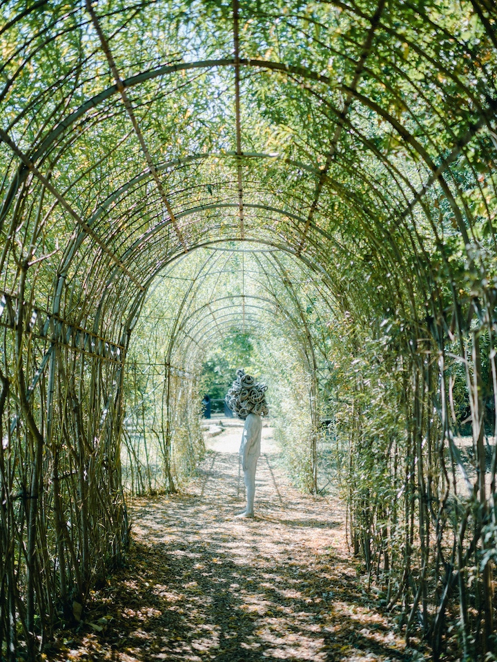 Oeuvre "NOEUD" de Paolo Grassino exposée dans un tunnel végétal au Château de Vullierens.