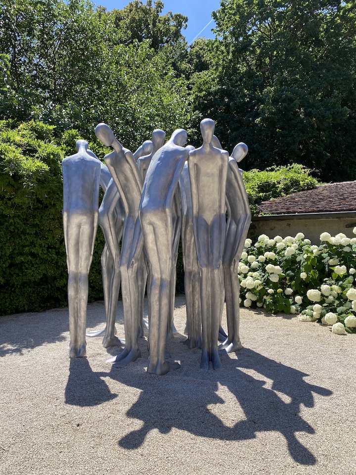 Sculpture de Laure Boulay exposée dans la cour du Château de Vullierens. Elle représente une dizaine de personnes collées les uns aux autres, enfermés, cloisonnés.