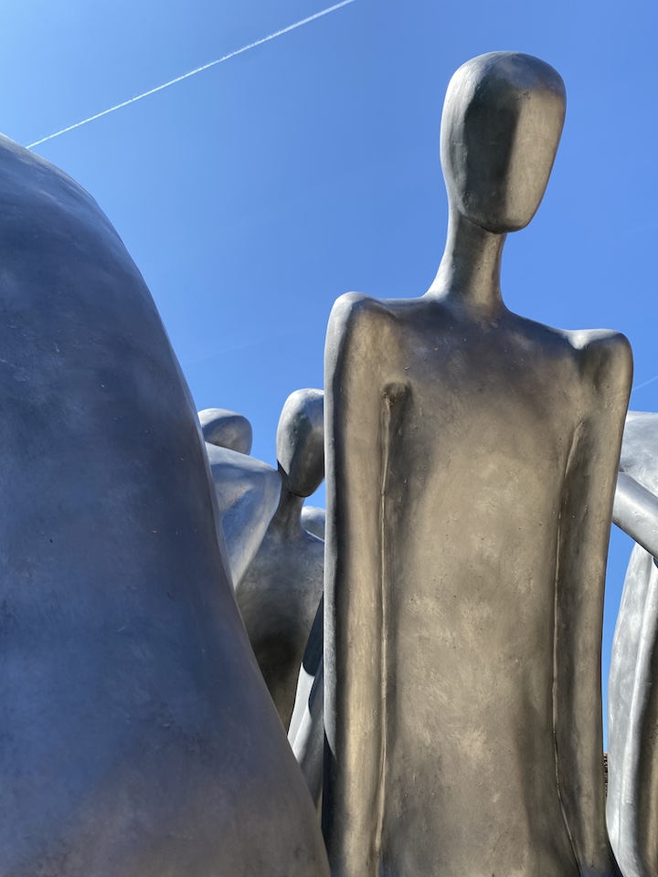 Close-up de la sculpture de Laure Boulay exposée dans la cour du Château de Vullierens. Elle représente une dizaine de personnes collées les uns aux autres, enfermés, cloisonnés.