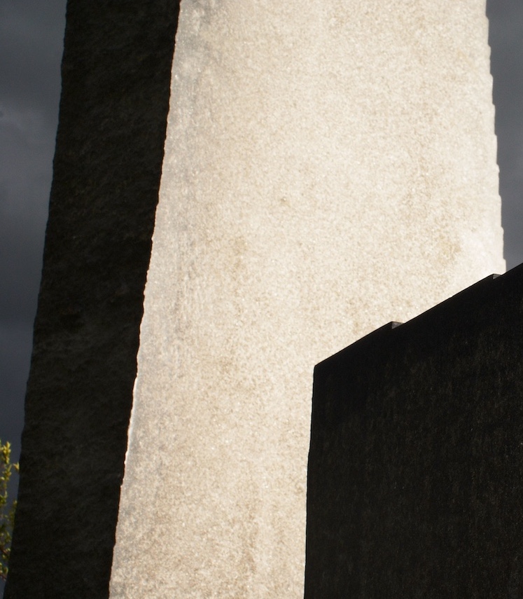 Gros plan sur la matière de la sculpture noire d'Yves Dana.