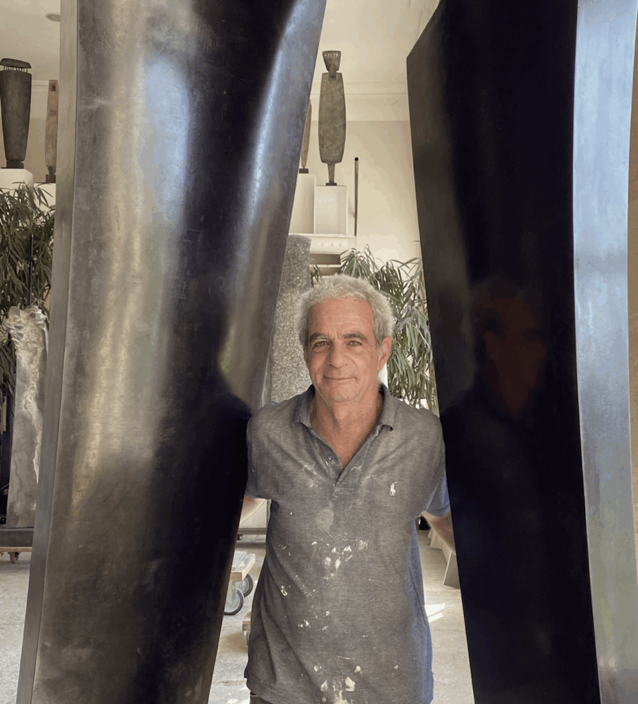 Portrait de l'artiste Yves Dana dans son atelier.