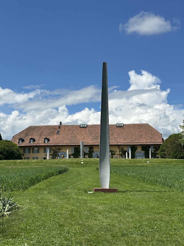 Oeuvre de Yves Dana représentant une stele, au milieu des champs, au Château de Vullierens.