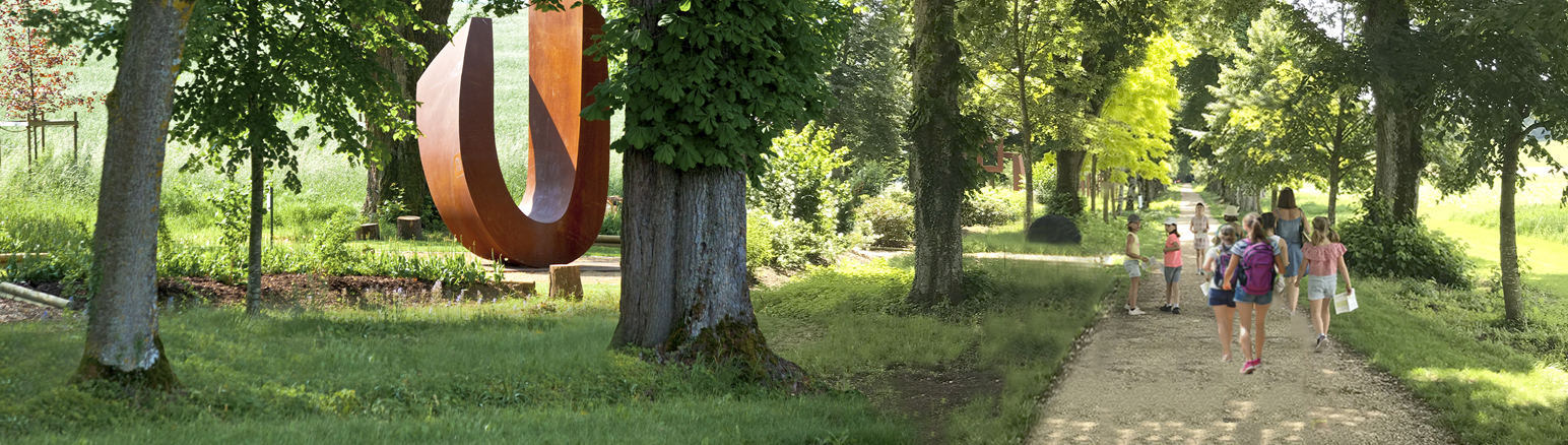Photo illustrant une classe d'enfants marchant le long de l'allée cavalière pour atteindre le Royaume du Roi Lézard.