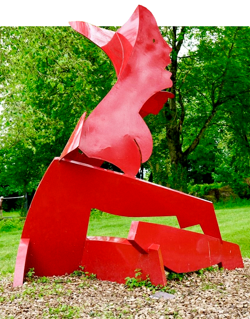 Leuchtend rote Skulptur von Allen Jones, die eine sitzende Frau darstellt.