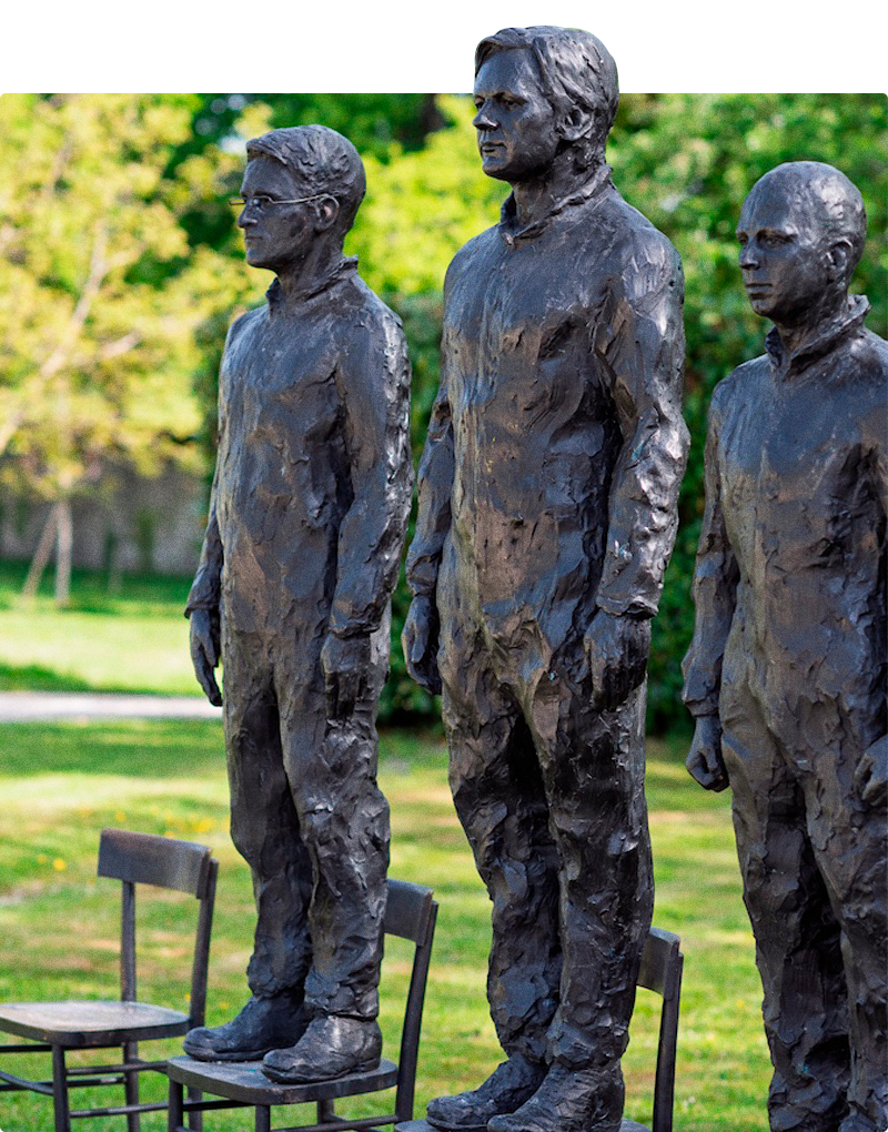 Nahaufnahme der Skulptur „Anything to say” von Davide Dormino am Eingang des Anwesens.