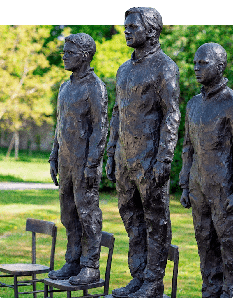 Close-up of Davide Dormino's sculpture “Anything to Say” at the entrance to the estate.