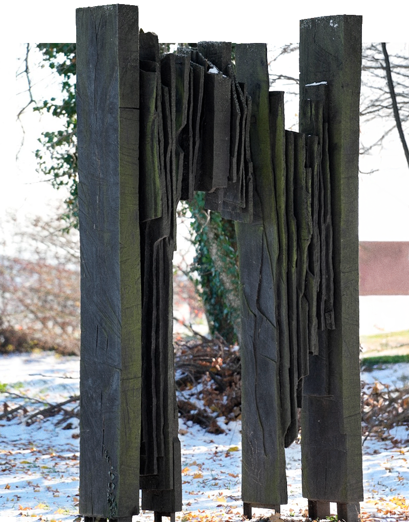 Nahaufnahme der Holzskulptur von Eric Sansonnens im Schnee.