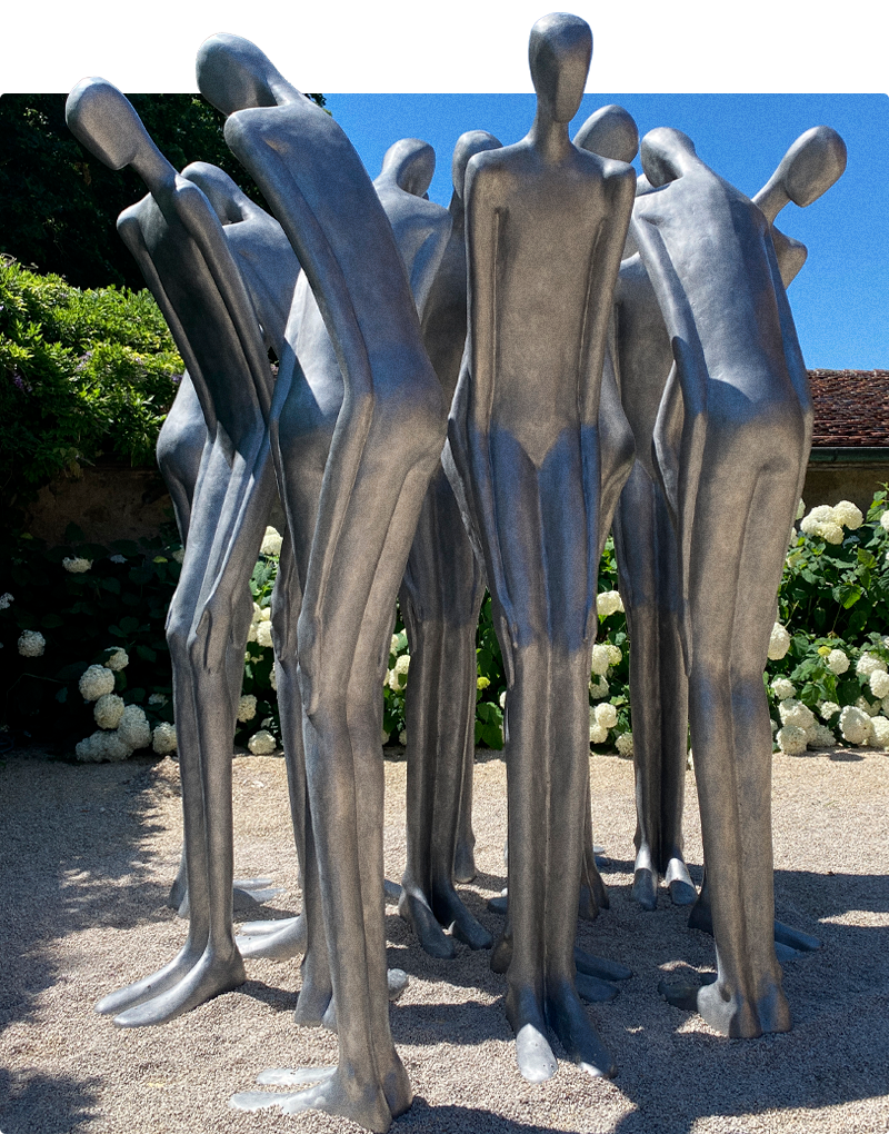 Werk von Laure Boulay, ausgestellt im Innenhof des Schlosses von Vullierens. Es handelt sich um Menschen, die dicht nebeneinander stehen, es sind Riesen.