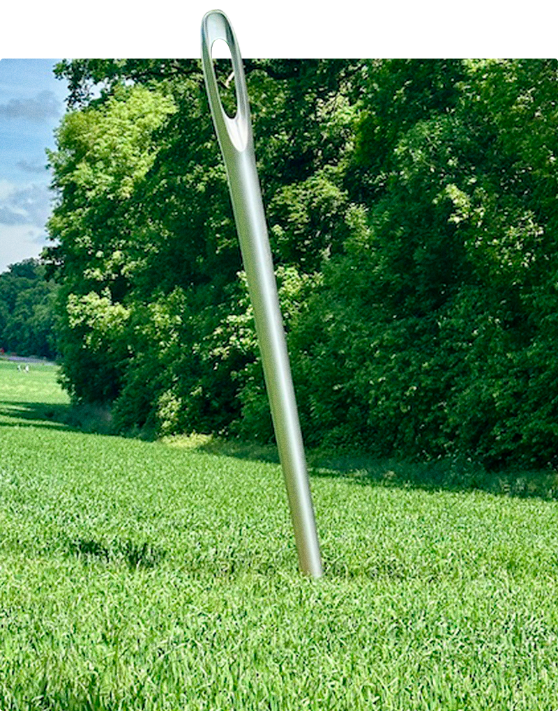Die riesige Nadel von Nicole Dufour auf einem Feld beim Schloss Vullierens